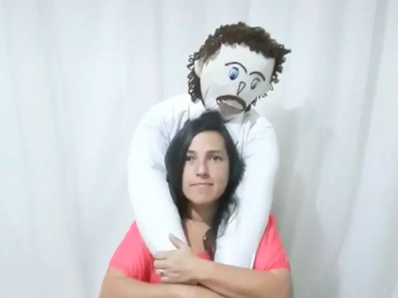 wanita-nikahi-boneka-kain-2_43