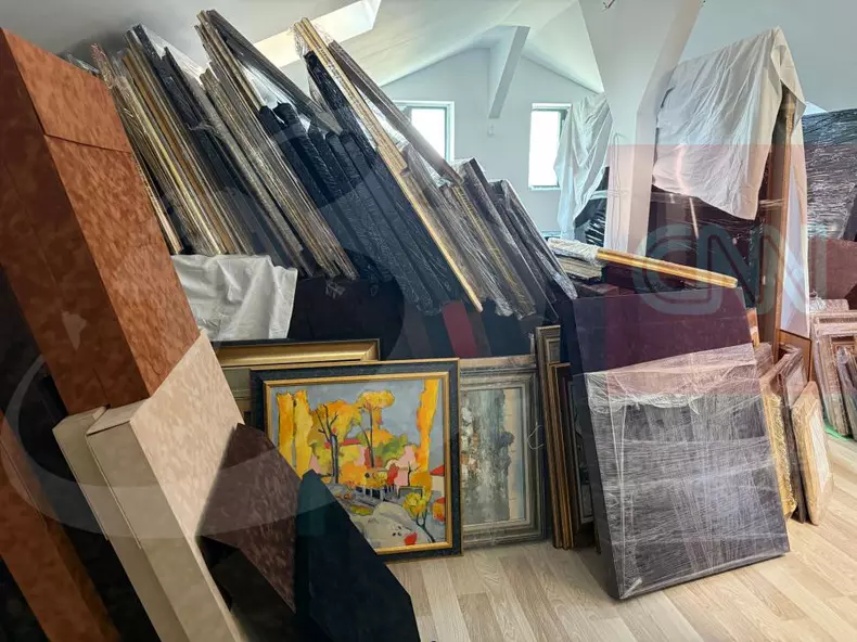 surse-4-600-de-tablouri-3-600-de-sticle-de-bautura-si-ceasuri-de-lux-originale-ce-avea-de-fapt-in-depozit-generalul-zisu-956012