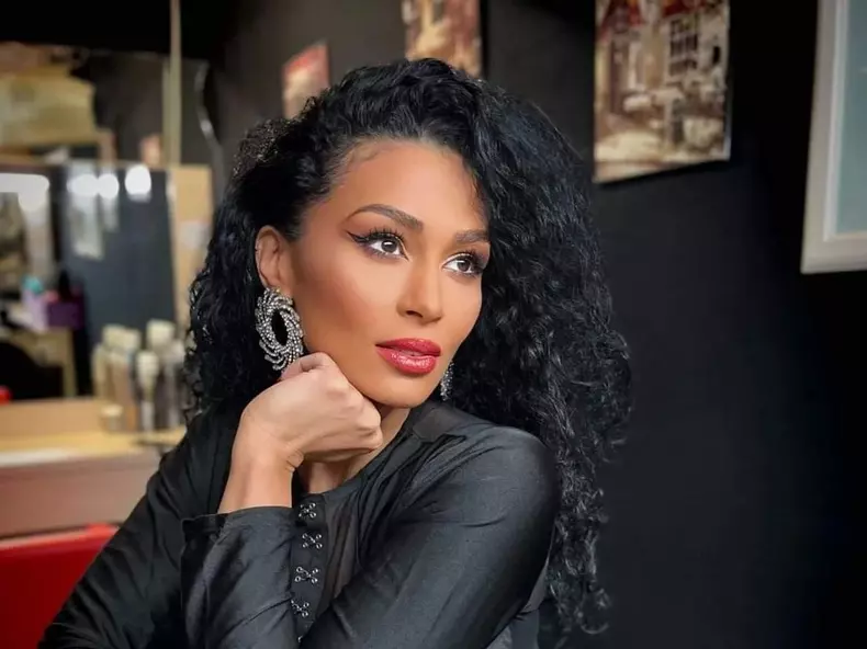 cine-este-majda-aboulumosha-biografie-varsta-studii-cariera-familie-fiica-ei-adora-actoria-si-ii-place-sa-cante-1--crop-1677352413