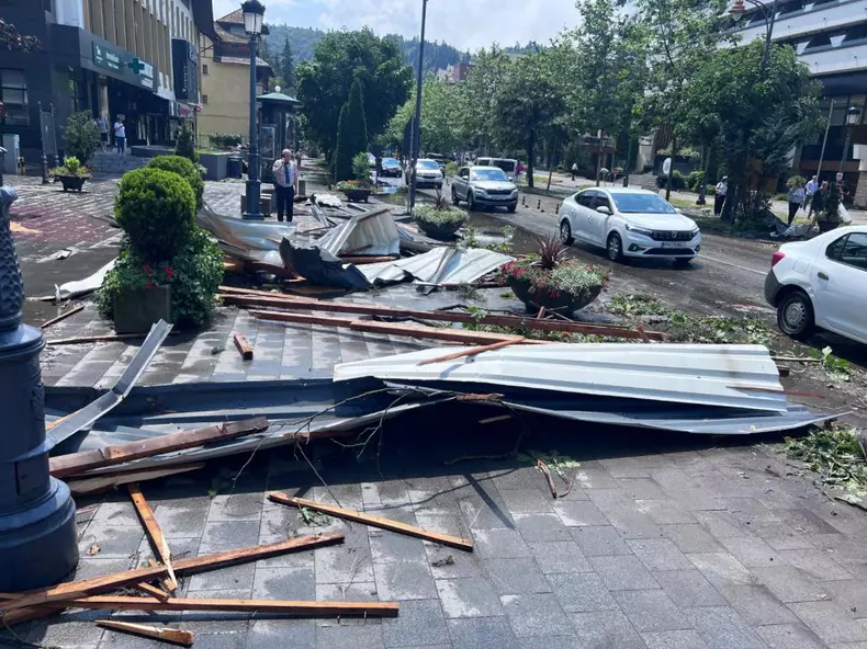 sfarsitul-lumii-in-sinaia-acoperisul-garii-a-fost-smuls-de-vijelie-si-aruncat-peste-dn1-copacii-rupti-sunt-purtati-de-apa-pe-strazi-987806