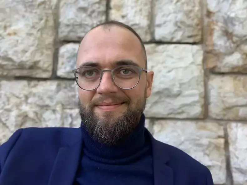 Oreste-pleaca-din-tara-12