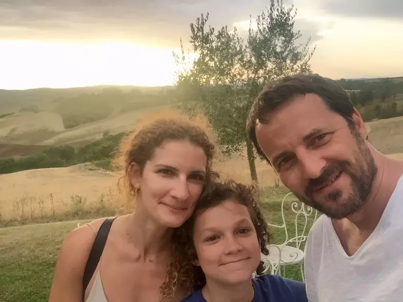 andrei-aradits-in-toscana-cu-sotia-si-fiul