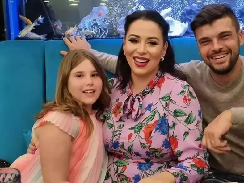 oana-roman-imaginile-cu-care-si-a-emotionat-toti-admiratorii-cum-i-a-surprins-pe-marius-elisei-si-fiica-lor-fara-ca-cei-doi-sa-stie-se-iubesc-atat-de-frumos-1-crop-1665302149