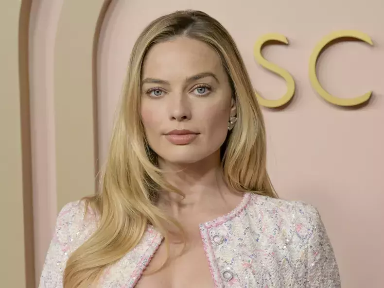 margot-robbie-4-scaled