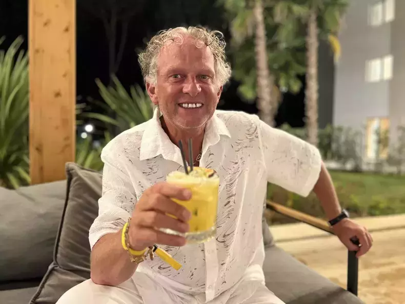 ce-se-mai-stie-de-leonard-miron-fostul-prezentator-tvr-cine-este-barbatul-cu-care-se-iubeste-si-din-ce-face-bani-12-1024x768-1