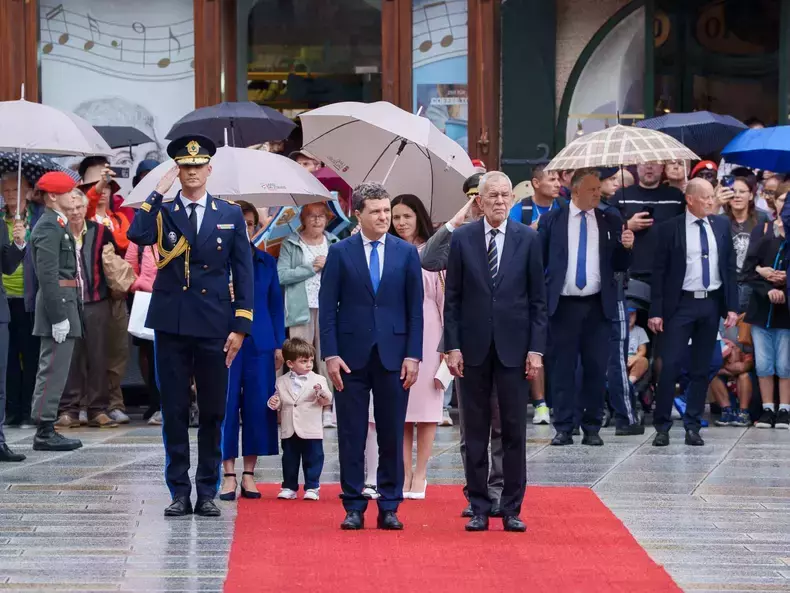 prima-vizita-externa-a-lui-nicusor-dan-cu-mirabela-gradinaru-si-cei-doi-copii-antim-si-aheea-in-austria-6-1