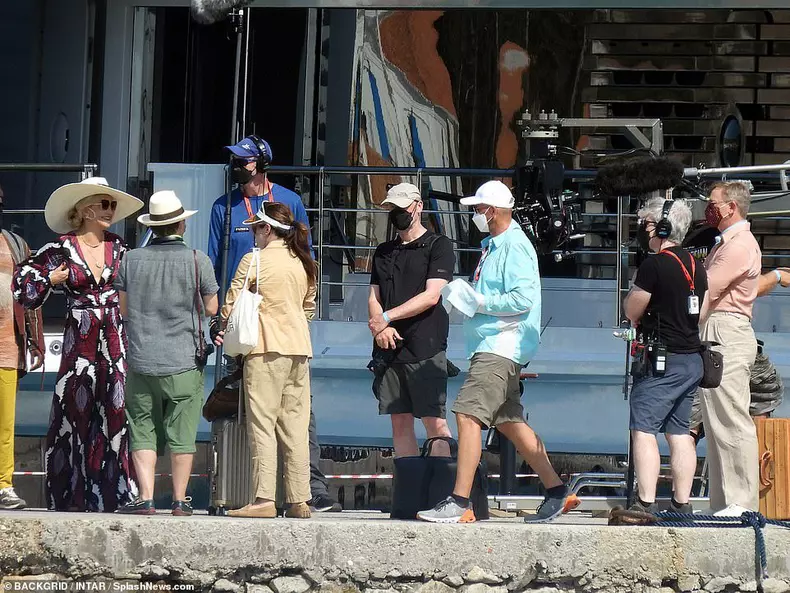 Au început filmările la Knives Out 2, în Grecia. Primele fotografii cu Kate Hudson și Daniel Craig (3)