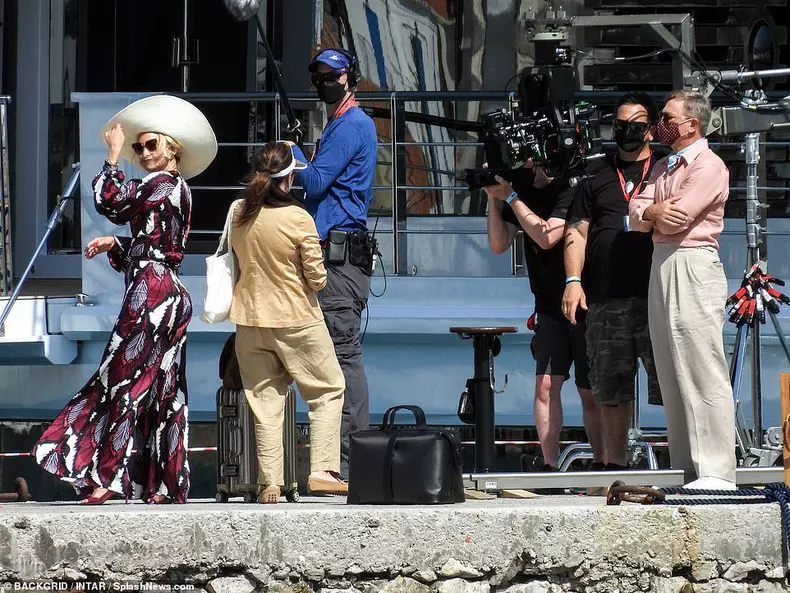 Au început filmările la Knives Out 2, în Grecia. Primele fotografii cu Kate Hudson și Daniel Craig (4)
