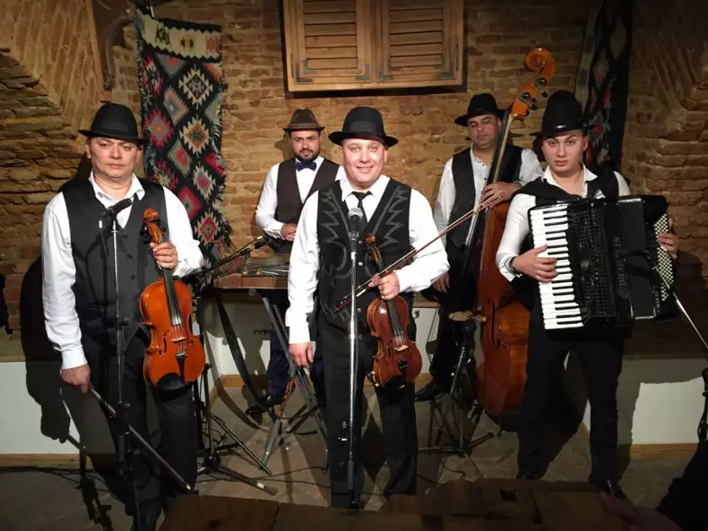 Ion Caramitru deschide noul sezon „Politică şi delicateţuri” (7)