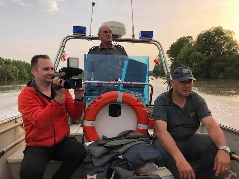 Braconieri fara frontiere - Romania, te iubesc (2)