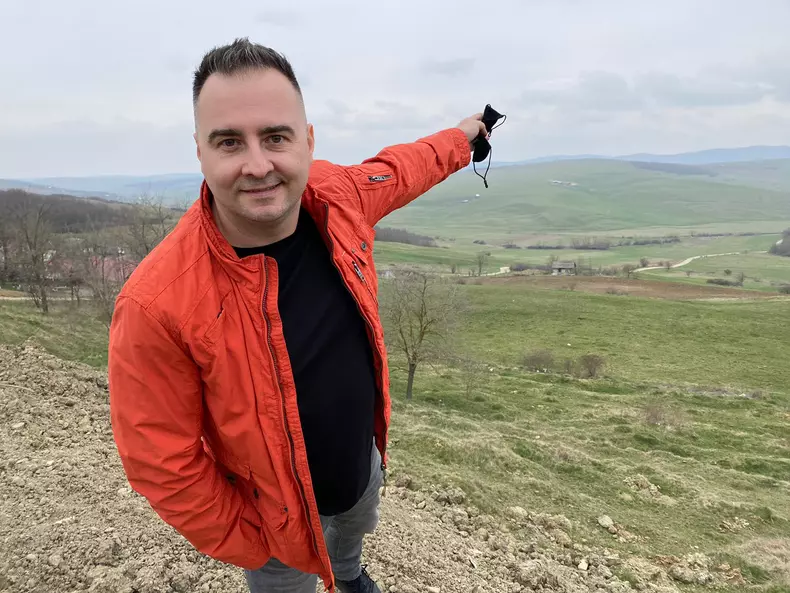 Rareș Năstase prezintă o nouă campanie la Știrile Pro TV și „România, te iubesc!”: Pierduți în teleșcoală