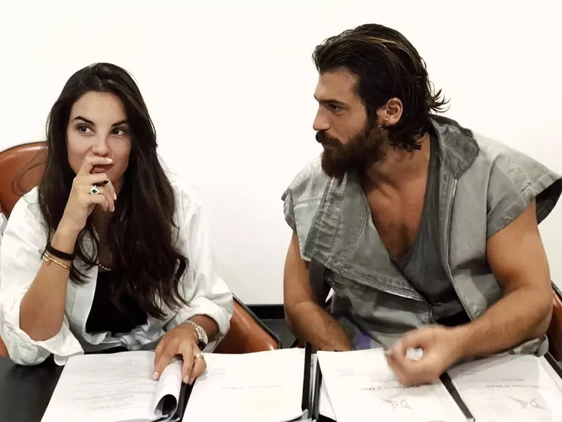 Can-Yaman-ar-avea-o-relatie-cu-colega-lui-de-platouCan-Yaman-ar-avea-o-relatie-cu-colega-lui-de-platou-2