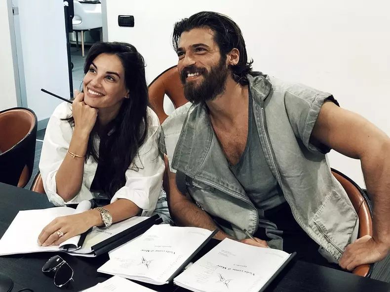 Can-Yaman-ar-avea-o-relatie-cu-colega-lui-de-platouCan-Yaman-ar-avea-o-relatie-cu-colega-lui-de-platou-4