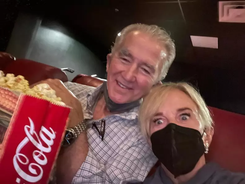 Patrick-Duffy-fotografiat-in-timp-ce-se-saruta-cu-iubita-sa-pe-o-strada-din-Santa-Barbara-1