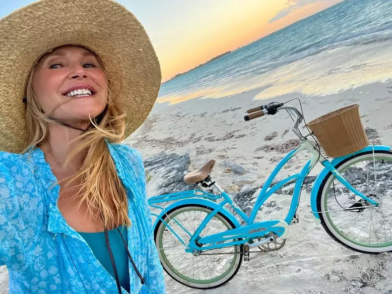 Cum-arata-Christie-Brinkley-in-costum-de-baie-la-67-de-ani-6