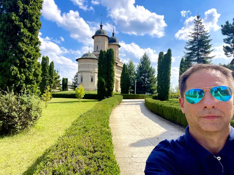 negru-310555350_684566103233088_1907303680195269695_n