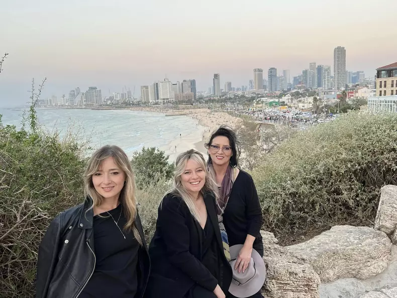 laura-cosoi-imagini-de-colectie-cu-mama-si-sora-ei-2