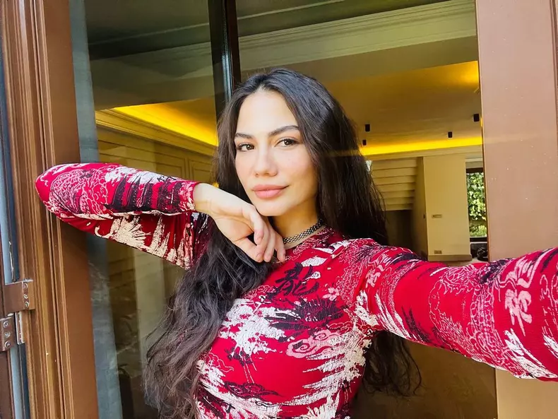 Demet Özdemir joacă într-un nou serial, alături de un alt actor iubit al Turciei. Primele imagini de la filmări