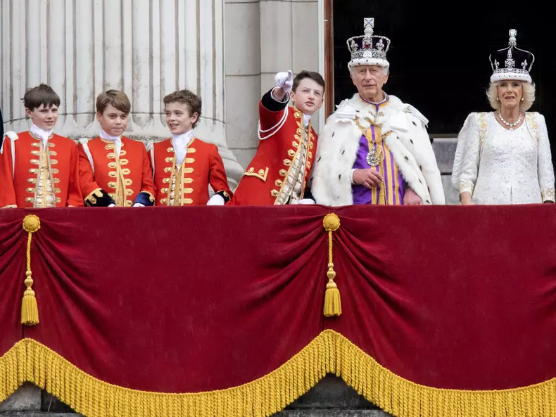 La famille royale britannique salue la foule sur le balcon du palais de Buckingham lors de la cérémonie de couronnement du roi d'Angleterre à Londres