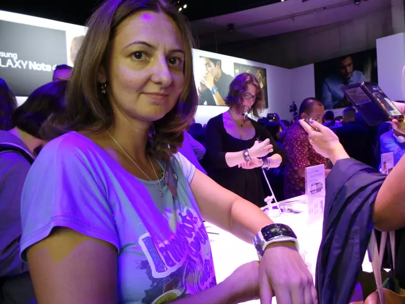Laura_Davidescu__Unica__proband_Samsung_Gear_S.jpg