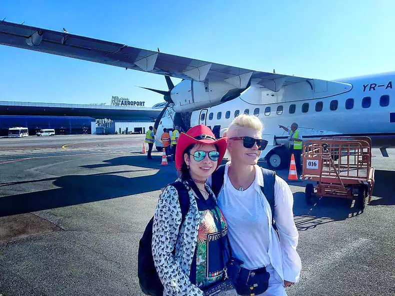 2016 august - Loredana si Elena pe aeroport, cand se intoceau de la Chisinau