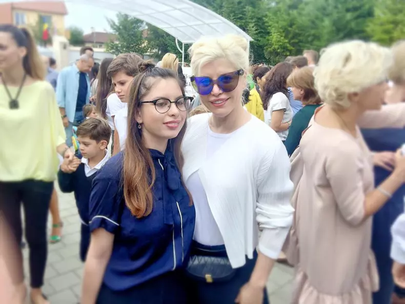 2016 septembrie -  prima zi de scoala cu Loredana si Elena