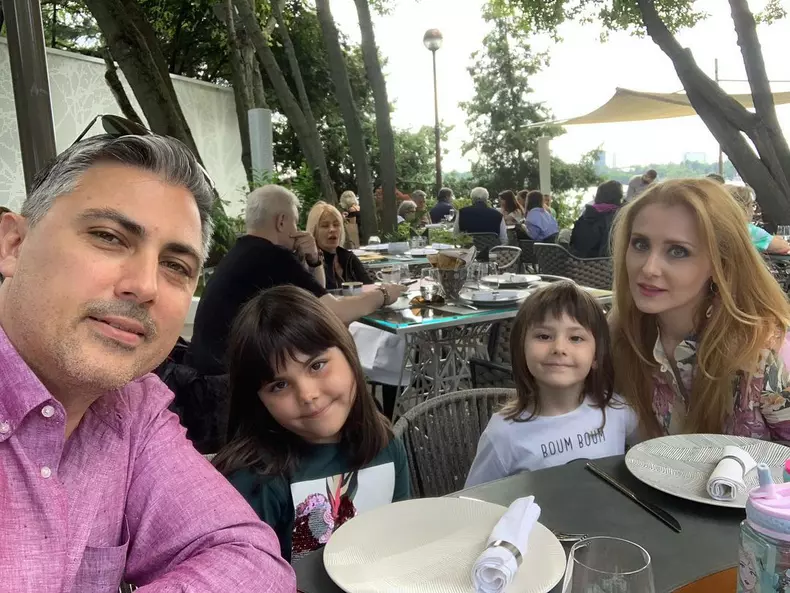 Alexandru Ciucu, Alina Sorescu și fiicele lor, Carolina și Ana