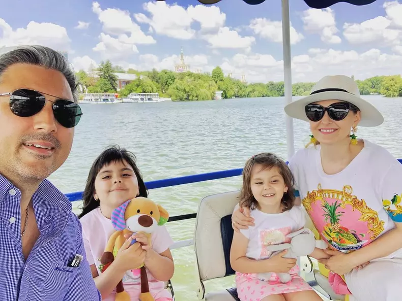 Alexandru Ciucu, Alina Sorescu și fiicele lor, Carolina și Ana