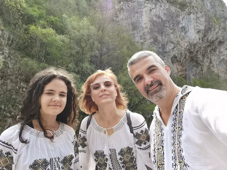 Aurelian Temișan, Monica Davidescu și fiica lor, Dora
