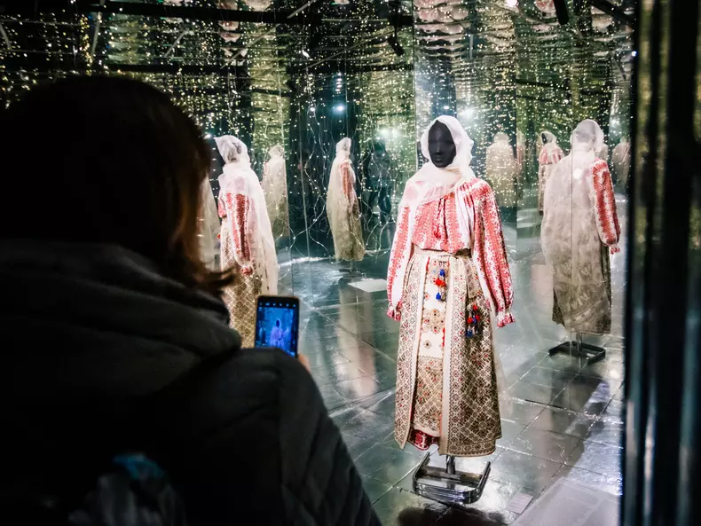 costumul-regina-maria-in-infinity-room