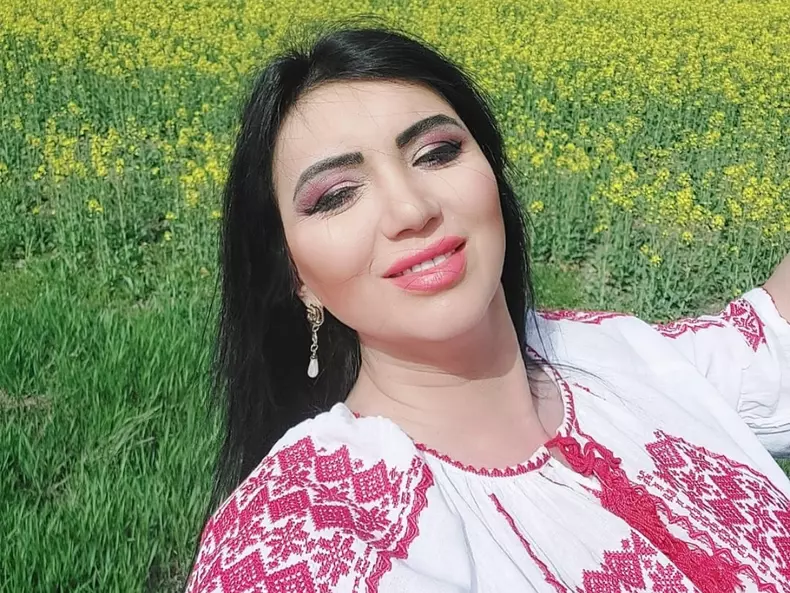 adriana_bahmuteanu-1