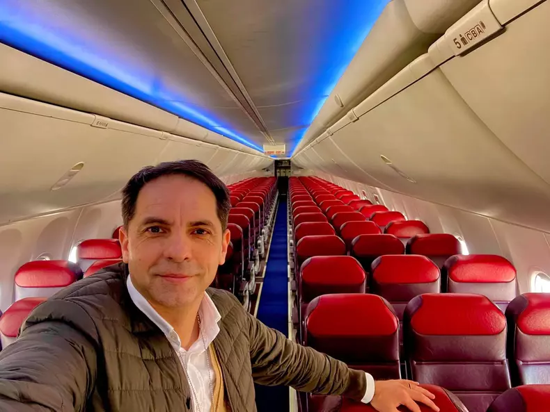 dan-negru-in-avion