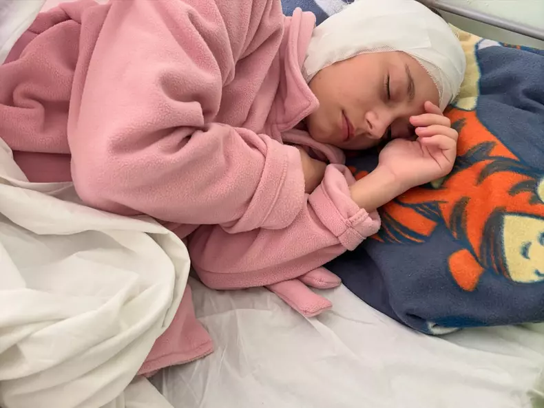 Beatrice, fiica lui Marian Drăgulescu, după a șaptea operație la urechi
