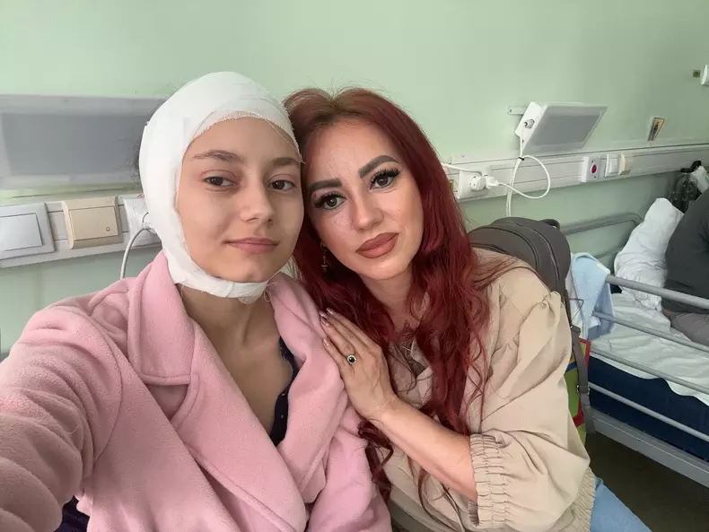 Larisa Drăgulescu și fiica ei, Beatrice, după a șaptea operație la urechi