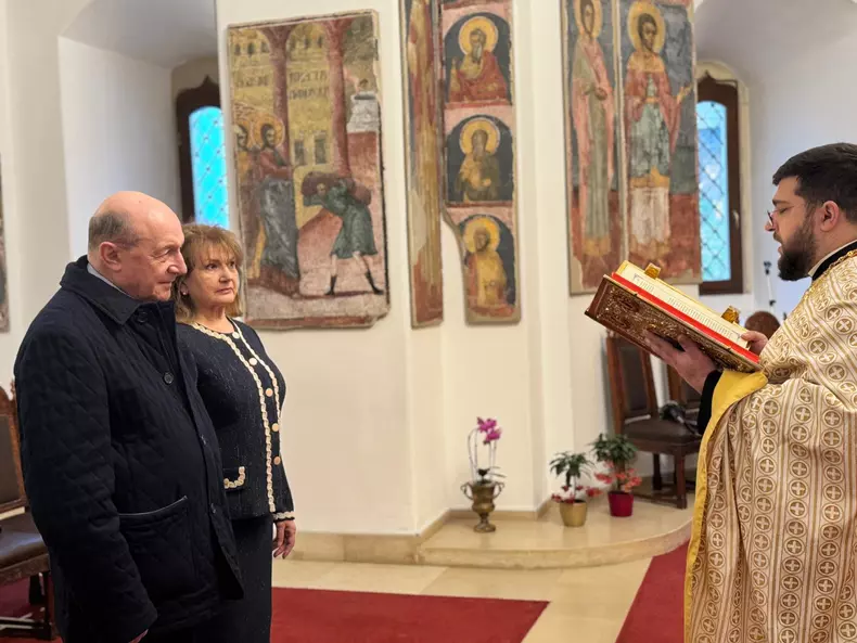 traian si maria basescu la biserica