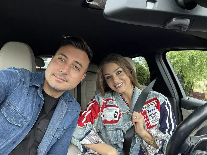 valentin sanfira si codruta filip in masina