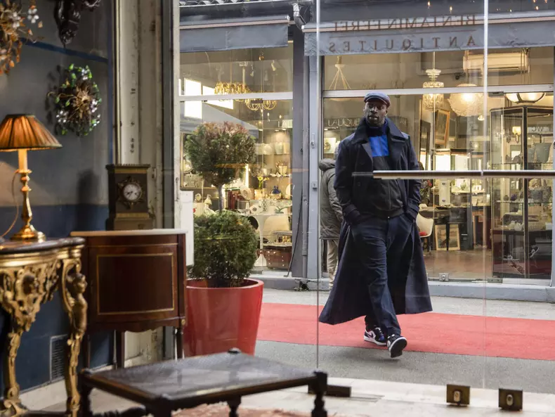 Omar Sy și echipa serialului Netflix „Lupin” au fost atacați de 20 de persoane cu cagule