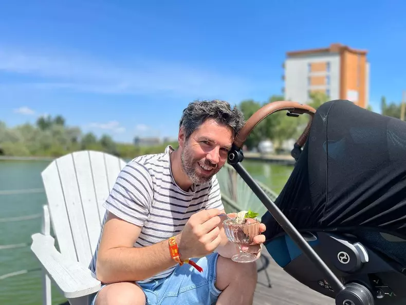 Alex Dima, imagine adorabilă cu bebelușul lui. Vedeta Pro TV a plecat în vacanță. „Un fel de concediu, cu vreo 4-5 treziri pe noapte”