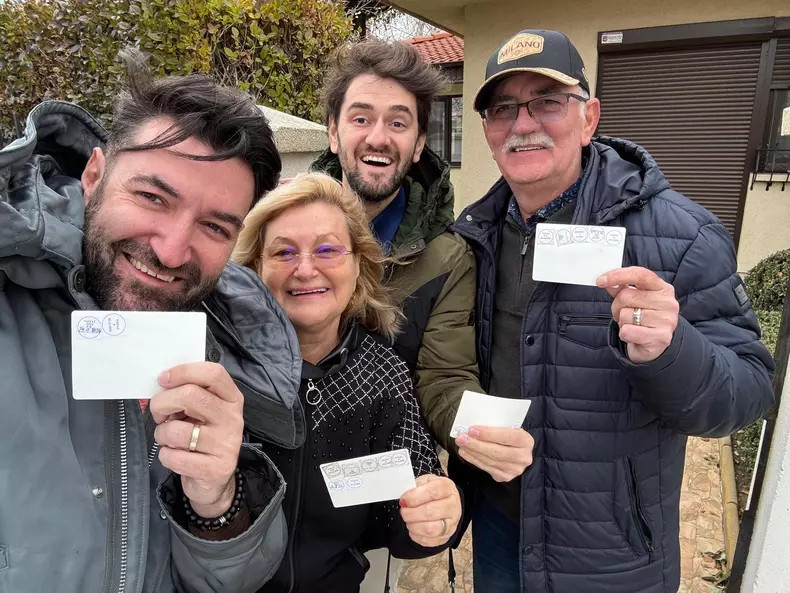 Smiley, portret de familie după ce a mers la Pitești să voteze  (1)