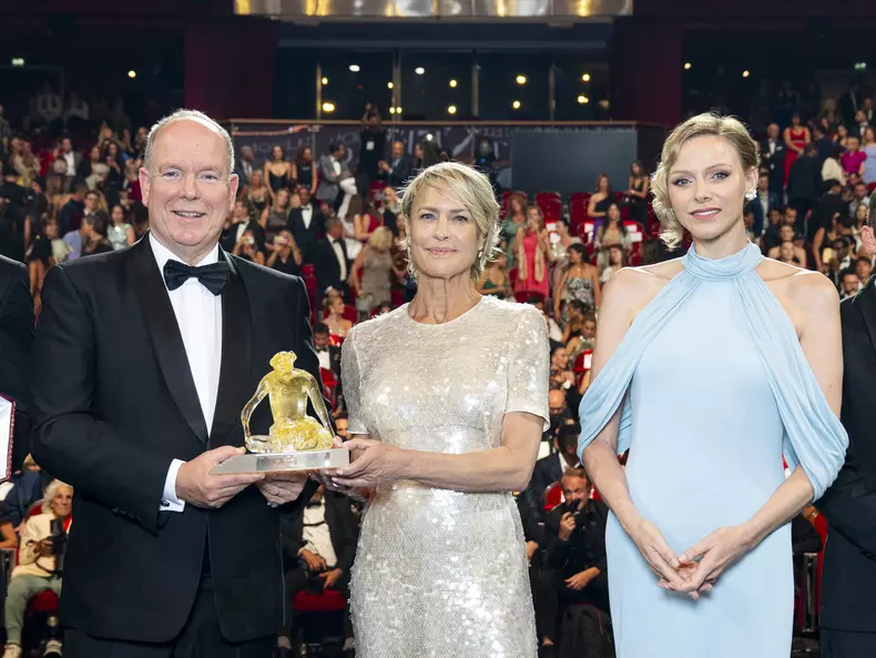 Exclusif - No Tabloïds - Le prince Albert II de Monaco et la princesse Charlène posent avec les lauréats du 64ème Festival de télévision de Monte-Carlo