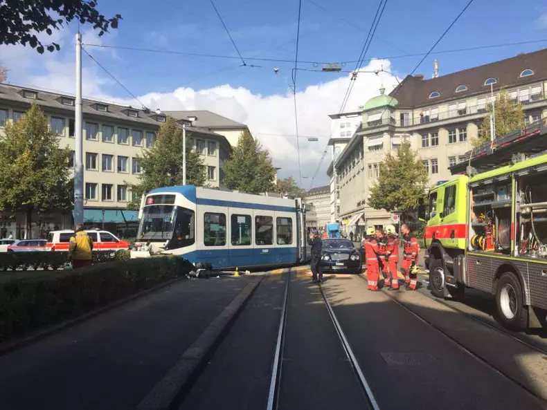 accident-bentley-tramvai-3