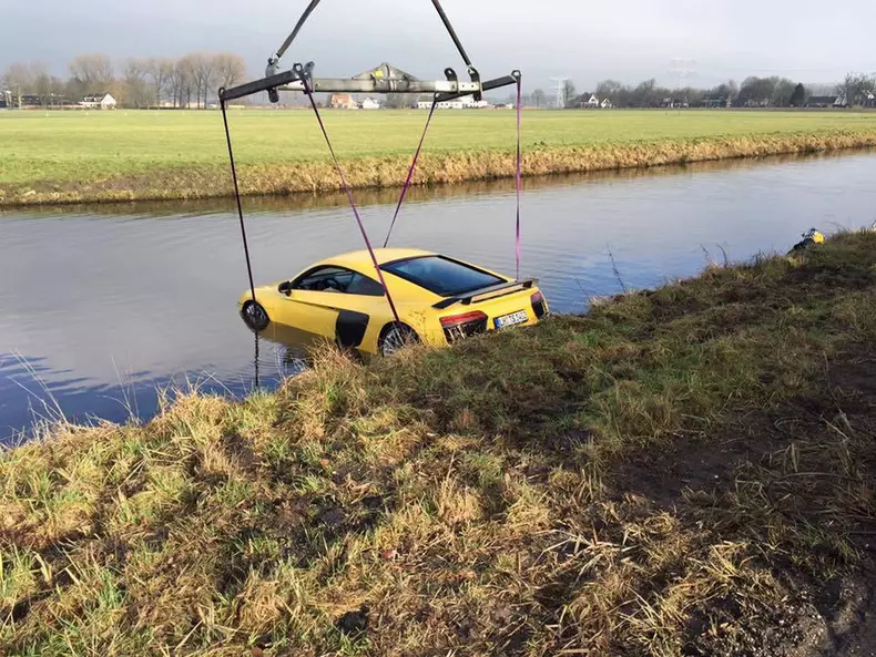 audi r8 v10 plus accident (3)
