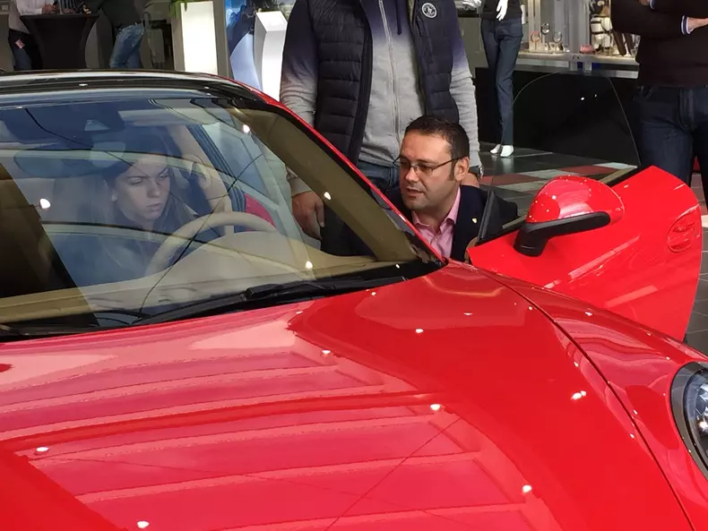 porsche-gives-simona-halep-a-red-porsche-911-carrera-4_2