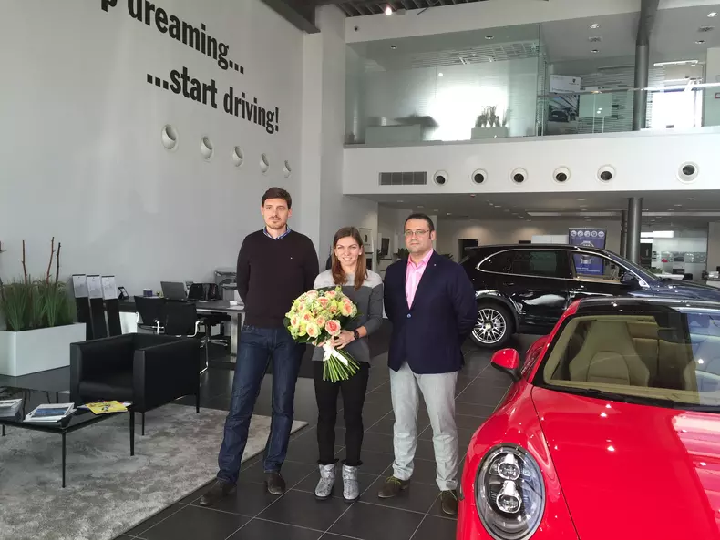 porsche-gives-simona-halep-a-red-porsche-911-carrera-4_6