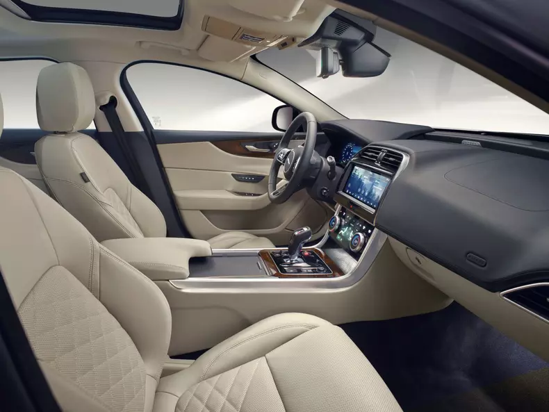 Jaguar XE facelift 014