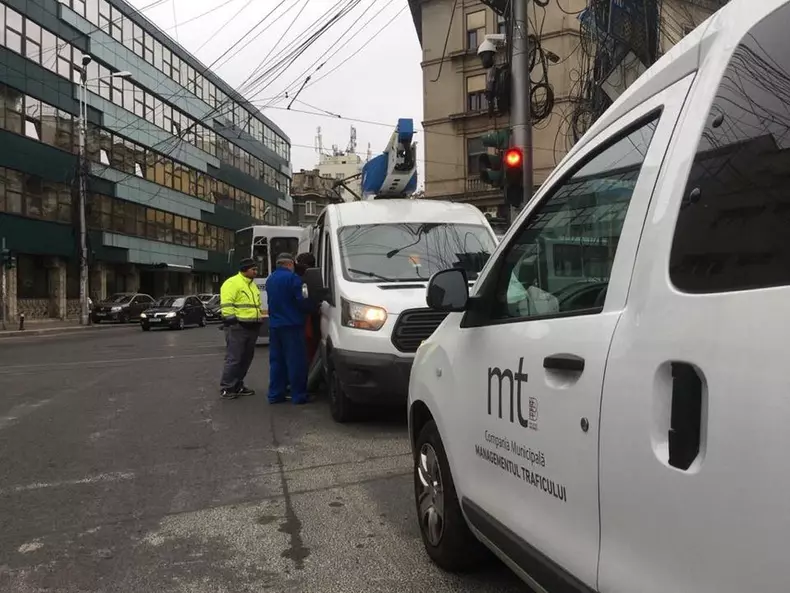 Dispozitive de detecţie montate în intersecţiile din Bucuresti. Ce vrea să afle primăria despre şoferi