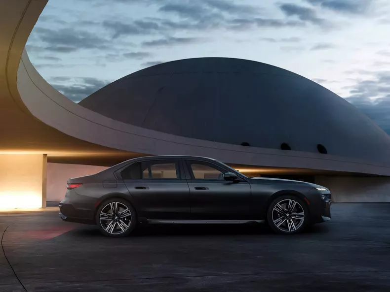 BMW-7-Series-2023-1600-23