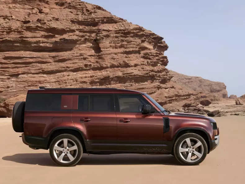 Land_Rover-Defender_130-2023-1600-09