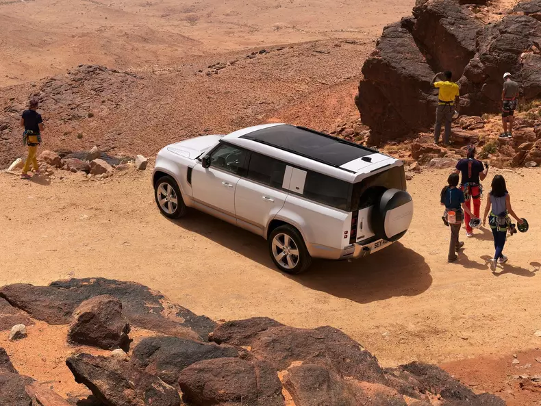 Land_Rover-Defender_130-2023-1600-0c