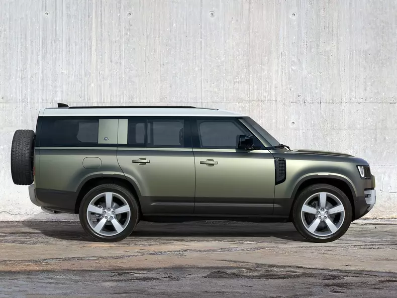 Land_Rover-Defender_130-2023-1600-15